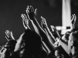 Musik til sølvbryllup – sådan skaber du den perfekte feststemning fra start til slut